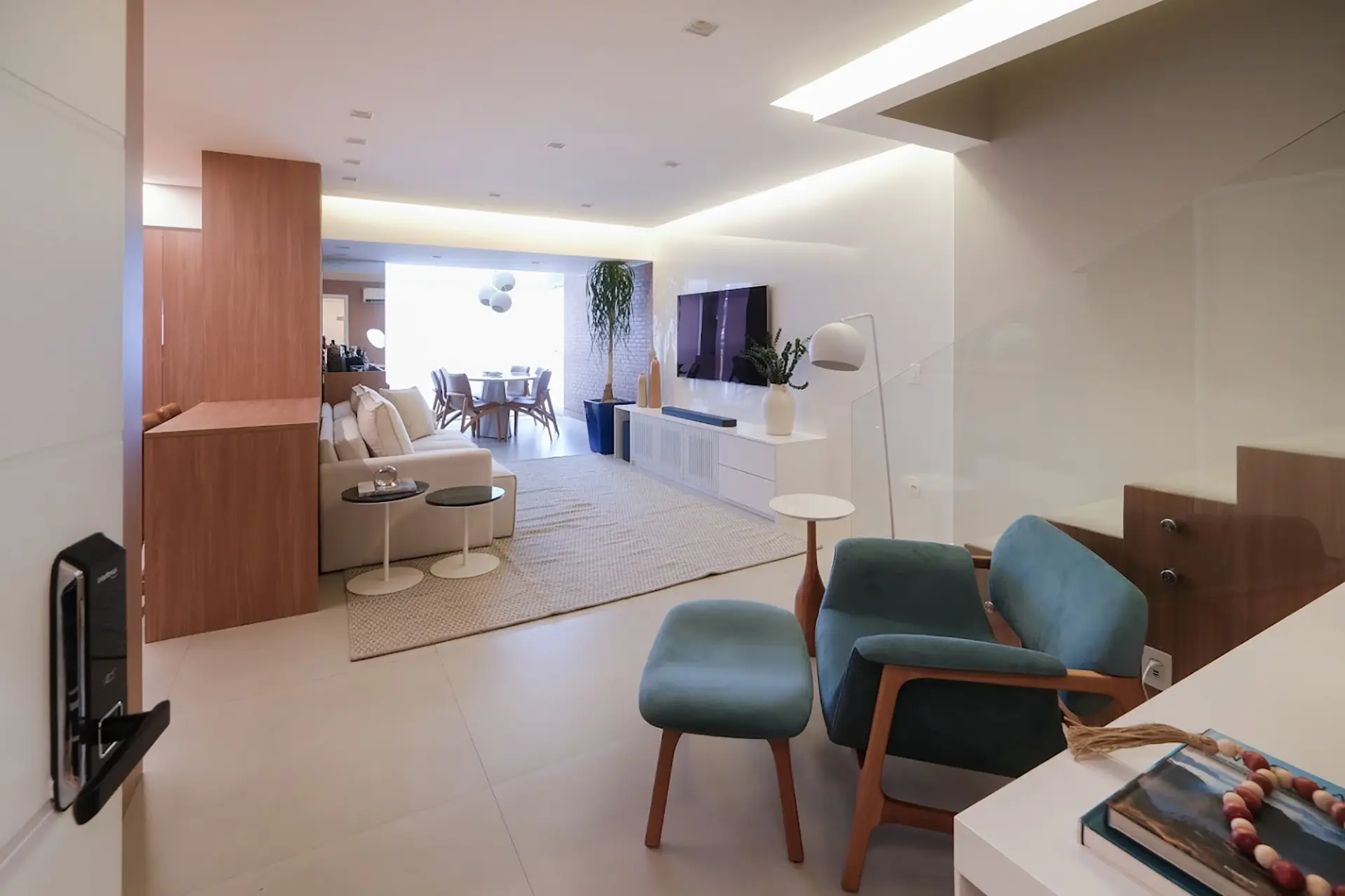 Living planejado com painel de TV Movelmar